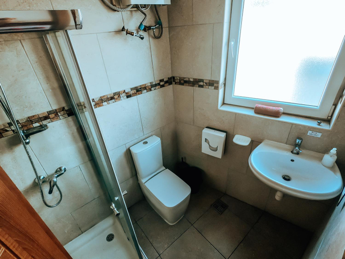 Bathroom 3, Marco Polo Party Hostel, St Julian's