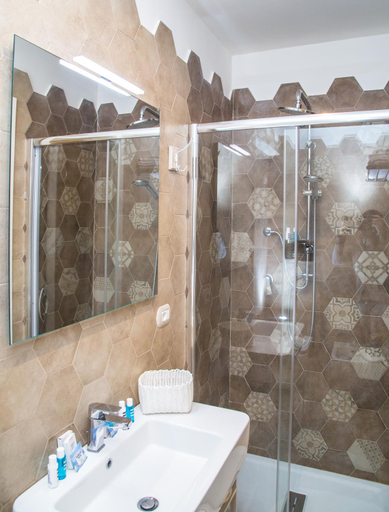Bathroom 5, Domus Donnaregina Apartments, Napoli