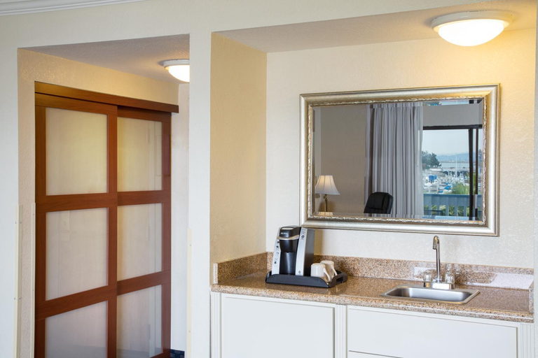 Bathroom 5, The Marina Inn on San Francisco Bay, Alameda