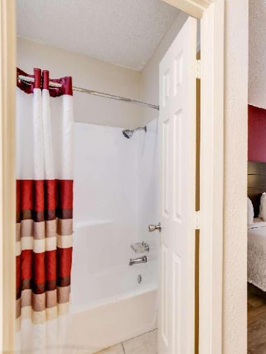 Bathroom 4, American Inn, Navarro