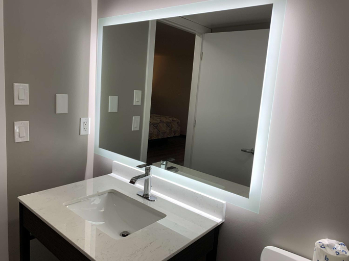 Bathroom 2, Motel 6 Rockford, IL, Winnebago