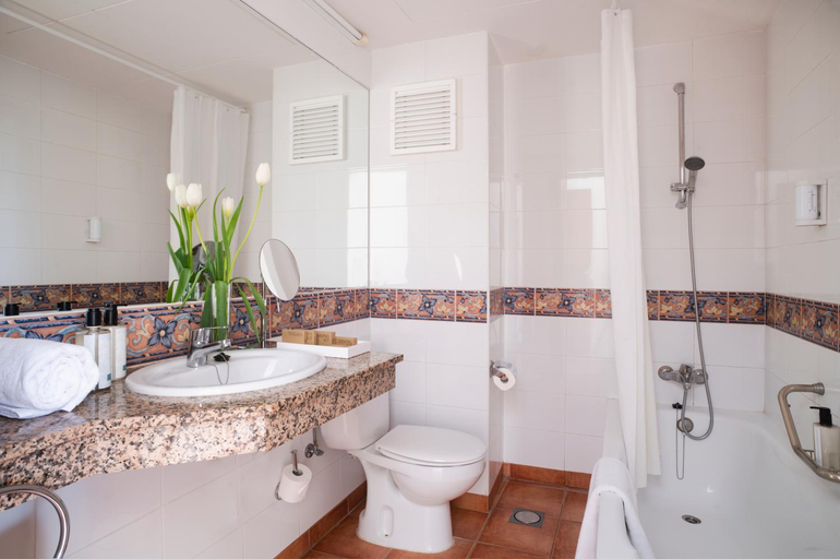 Bathroom 2, Hotel Roses Platja, Girona