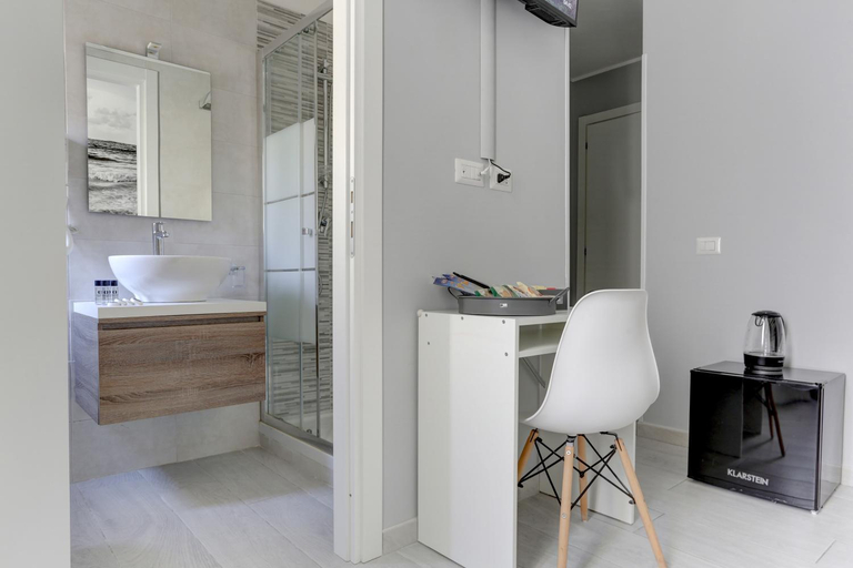 Bathroom 5, Voyager House, Rome