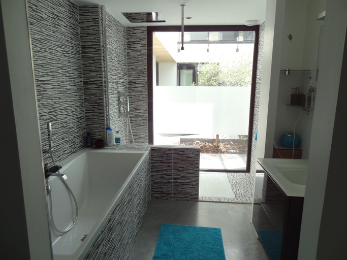 Bathroom 2, Rouen centre avec Sauna - Jacuzzi - Parking - 5 etoiles, Seine-Maritime