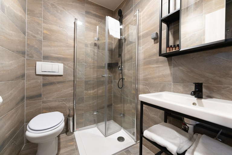 Bathroom 5, Hotel Arena, Maribor