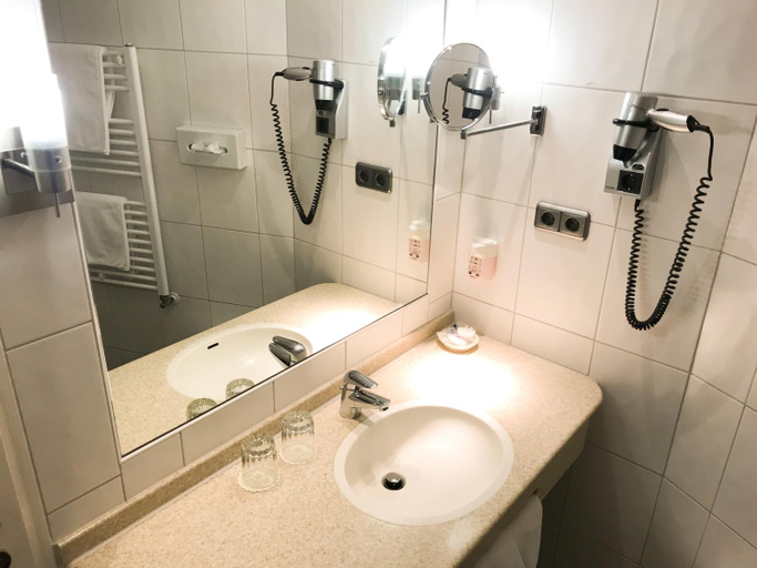 Bathroom 4, City Hotel Ost am Ko, Augsburg