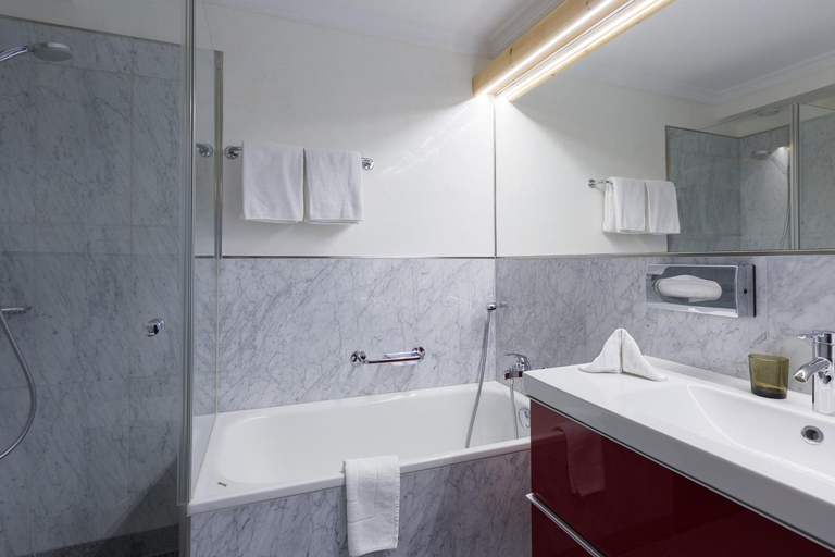 Bathroom 4, Nolda, Maloja