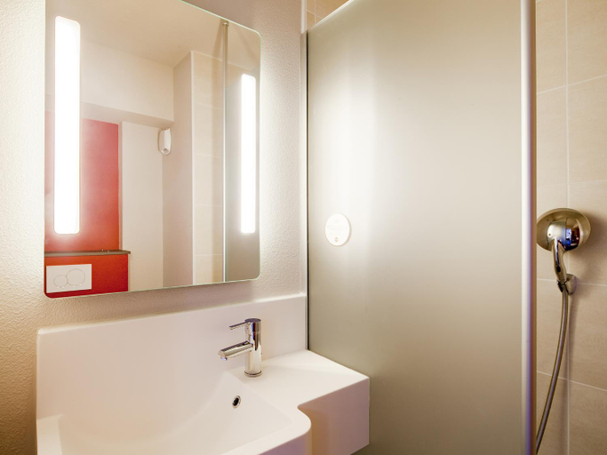 Bathroom 4, B&B Hotel Paris Est Bobigny Universite, Seine-Saint-Denis