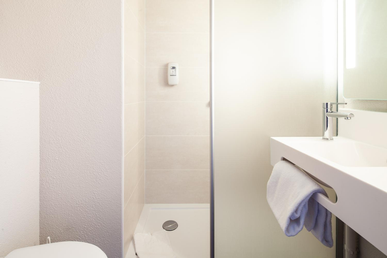 Bathroom 4, B&B Hotel MEAUX, Seine-et-Marne