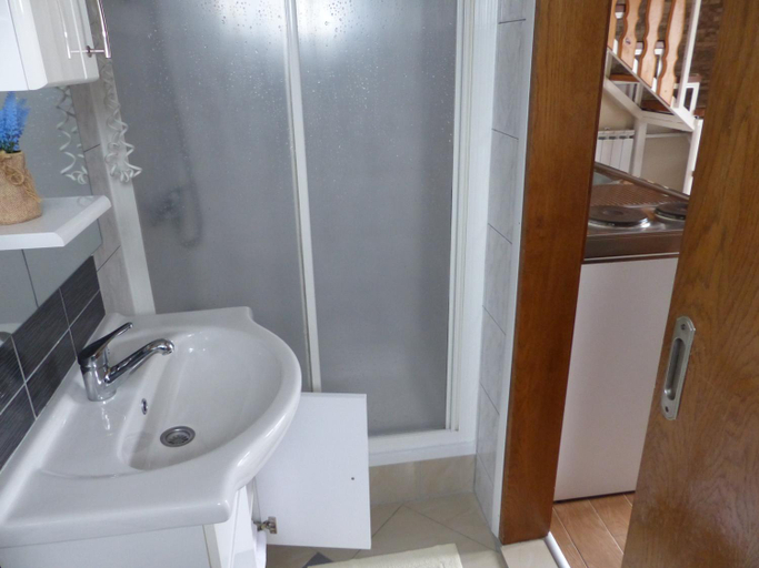Bathroom 3, House Pox, Plitvička Jezera