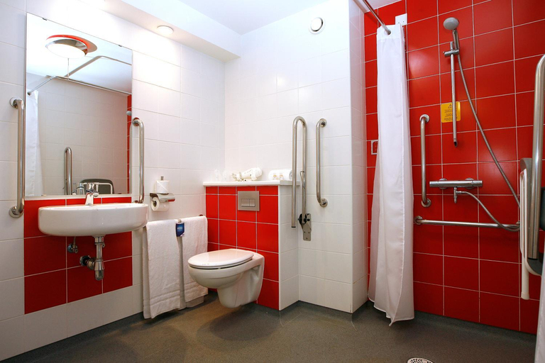 Bathroom 2, Travelodge Barcelona Fira, Barcelona