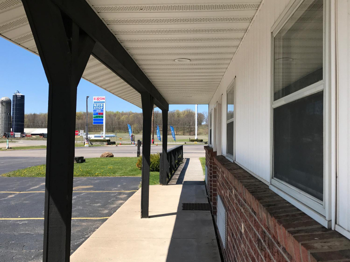 Others 5, Exxon Quik Stop & Motel, Marinette