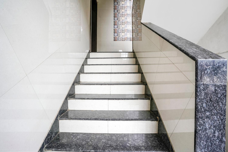 Lobby 5, Via Sai Lodging - Nashik Railway Station, Nashik