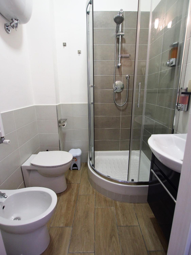 Bathroom 1, Bella Vita Rooms, Napoli
