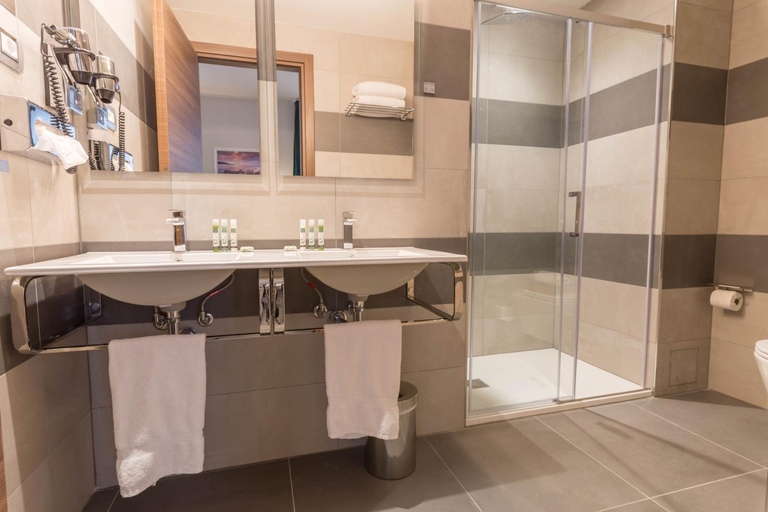 Bathroom 4, Hôtel Nice Azur Riviera, Alpes-Maritimes