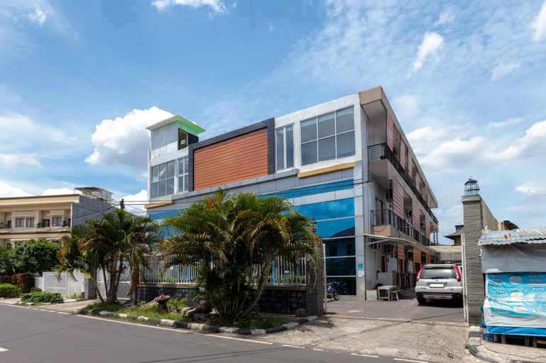 Exterior & Views 2, Dpaseban Jakarta Mitra RedDoorz, Central Jakarta