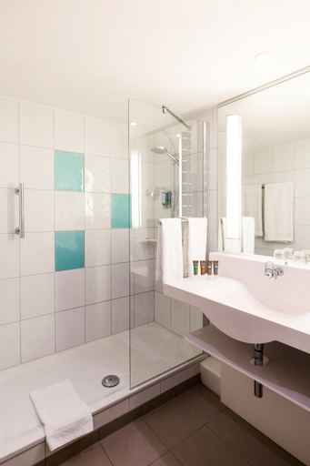 Bathroom 4, Novotel Pau Pyrenees, Pyrénées-Atlantiques