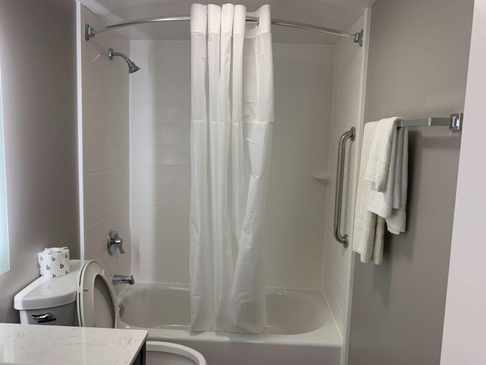 Bathroom 3, Motel 6 Rockford, Il GA, Winnebago