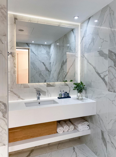 Bathroom 5, Ajax Hotel