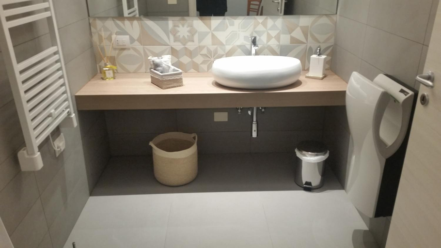 Bathroom 5, Hotel Leone, Napoli