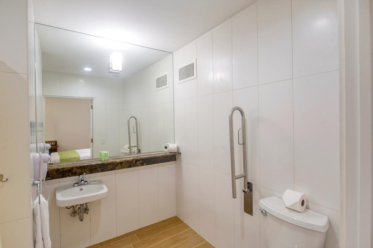 Bathroom 4, Hotel Balmoral, San José