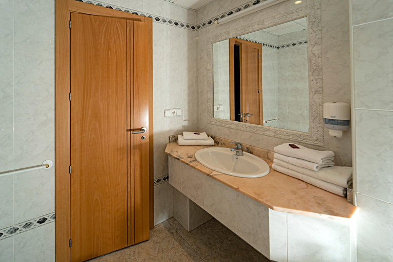Bathroom 4, Hotel Carabela Santa Maria, Huelva