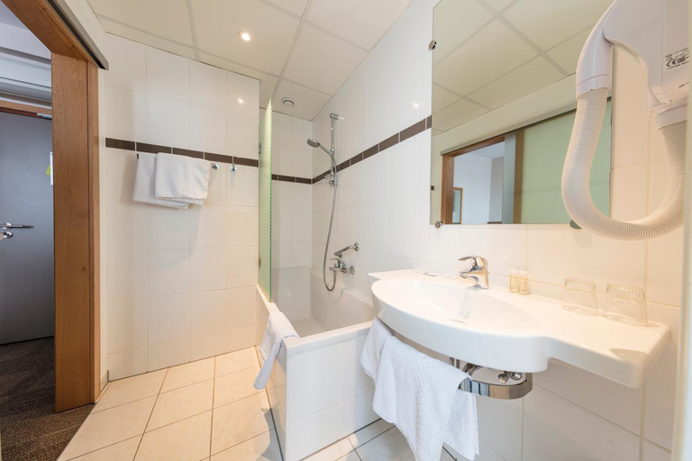 Bathroom 3, Hotel Vendome, Bas-Rhin