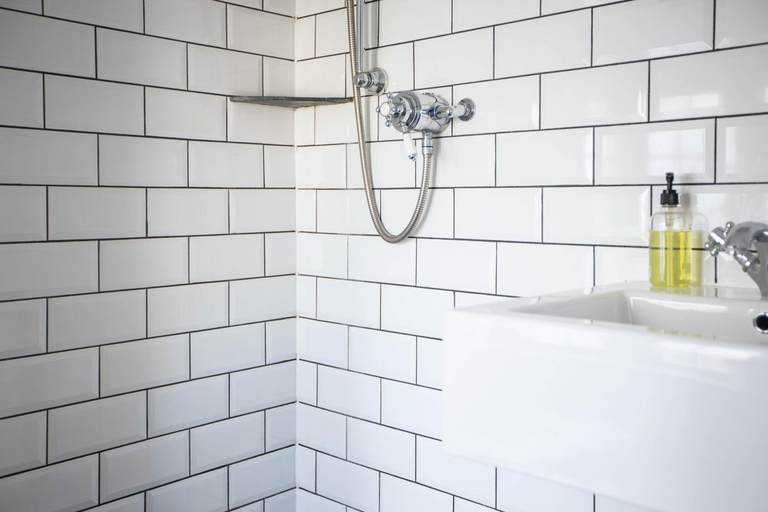 Shower 4, The Olde Malthouse, Cornwall