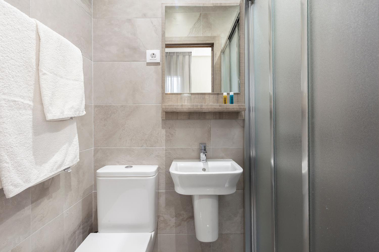 Bathroom 4, Hostal Maria Luisa, Madrid