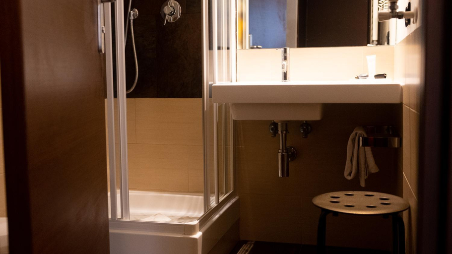 Bathroom 5, Hotel Re Di Roma, Rome