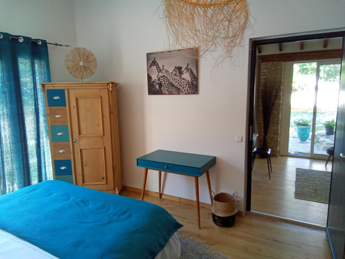 Bedroom 2, La Chambre Haute, spa et jardin exterieur a Nimes, Gard