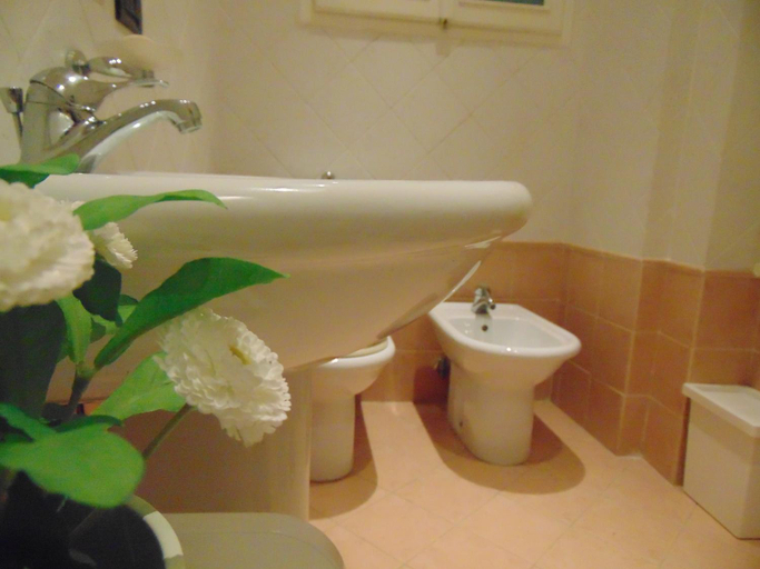 Bathroom 3, Dante's Rooms, Florence