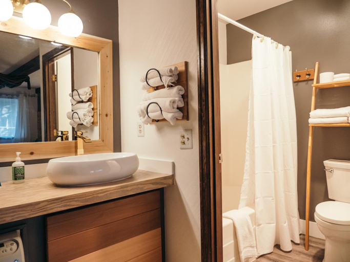 Bathroom 4, LOGE Bend, Deschutes