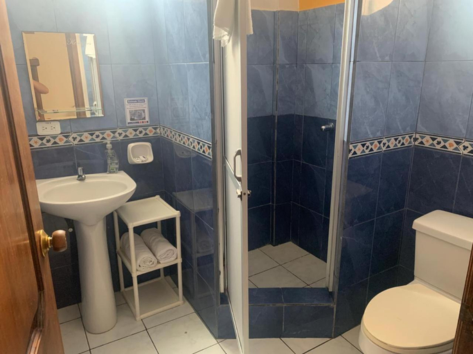 Bathroom 3, Hotel Kemarios, Atacames