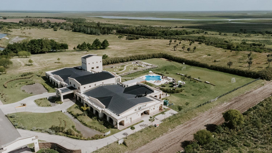 Exterior & Views