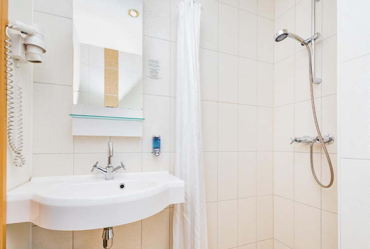 Bathroom 4, Meriton Old Town Garden Hotel, Tallinn