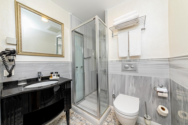 Bathroom 4, Meroddi Galata Flats, Beyoğlu
