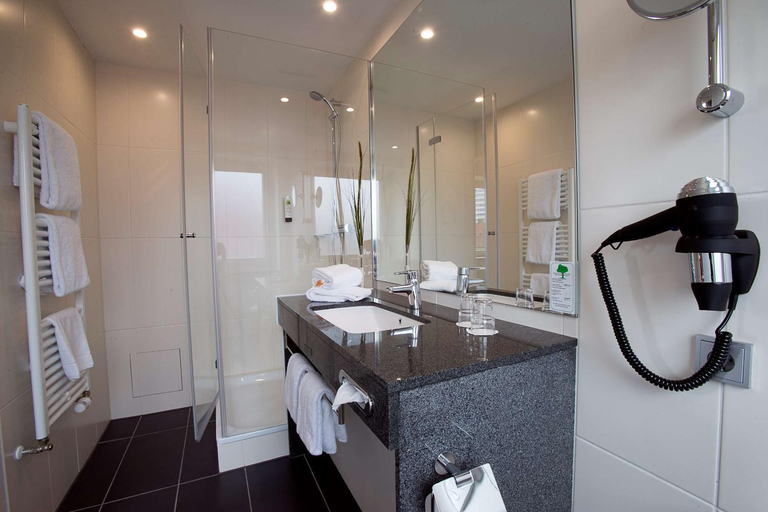 Bathroom 3, Nordsee Hotel Bremerhaven, Bremerhaven