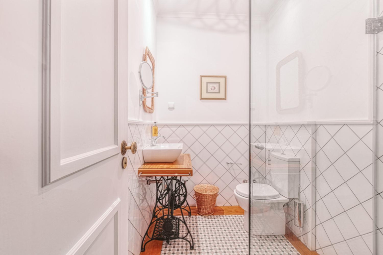 Bathroom 5, Quinta da Moscadinha, Santa Cruz