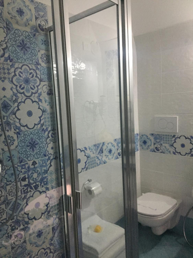 Bathroom 2, Sorrento Penthouse Suites, Napoli