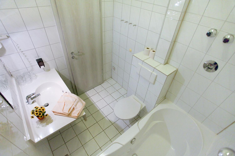 Bathroom 4, Hotel Atlantic, Berlin