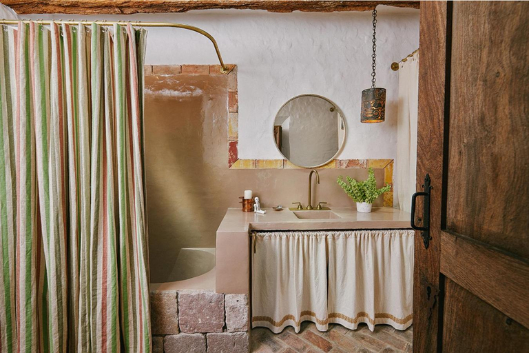 Bathroom 3, Meson Hidalgo, Allende