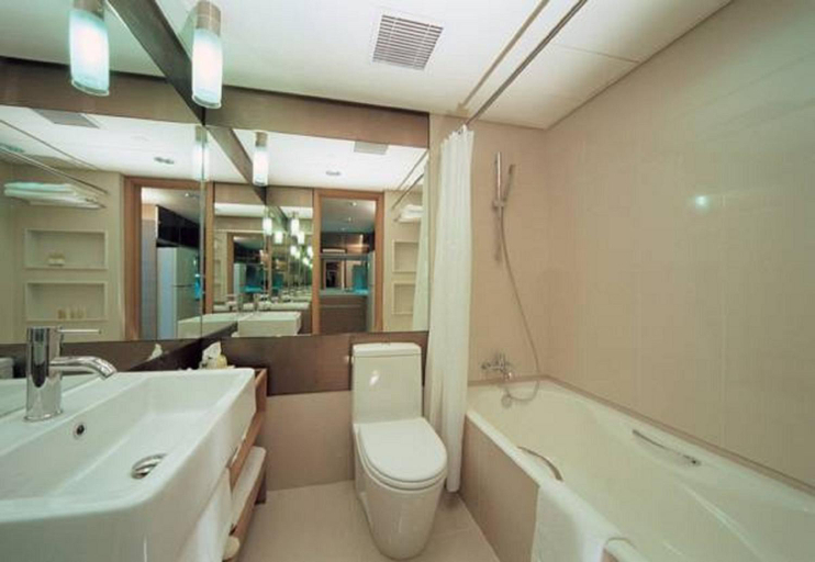 Bathroom 5, Kowloon Harbourfront Hotel, Kowloon