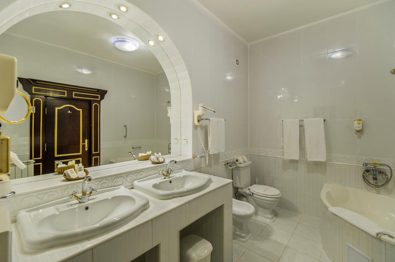 Bathroom 5, Aurelius Imparatul Romanilor, Brasov