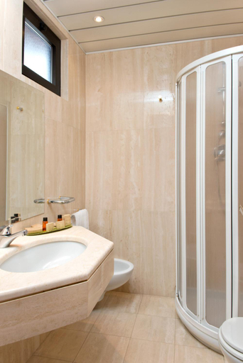 Bathroom 5, Hotel Promenade, Pescara