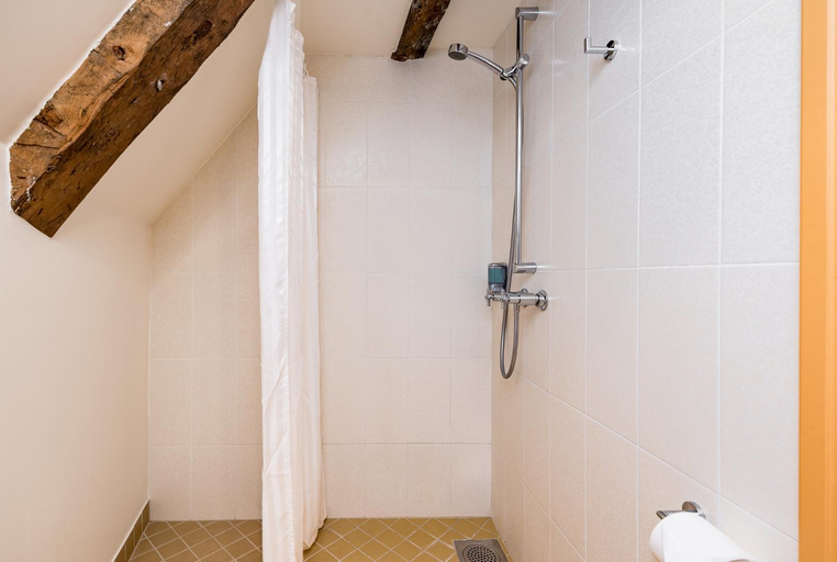 Bathroom 4, Meriton Old Town Garden Hotel, Tallinn