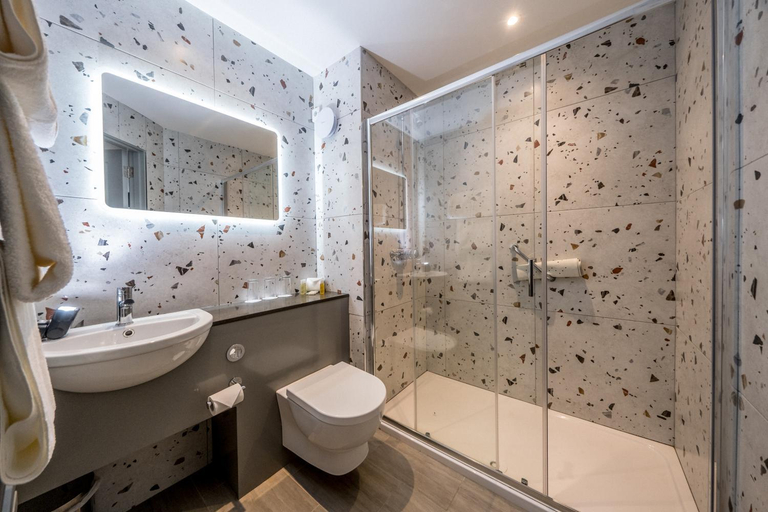 Bathroom 5, Best Western Plus White Horse Hotel, Derry and Strabane