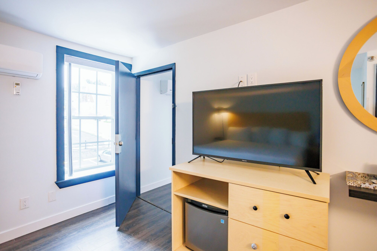 Others 5, Hotel Callista, New London