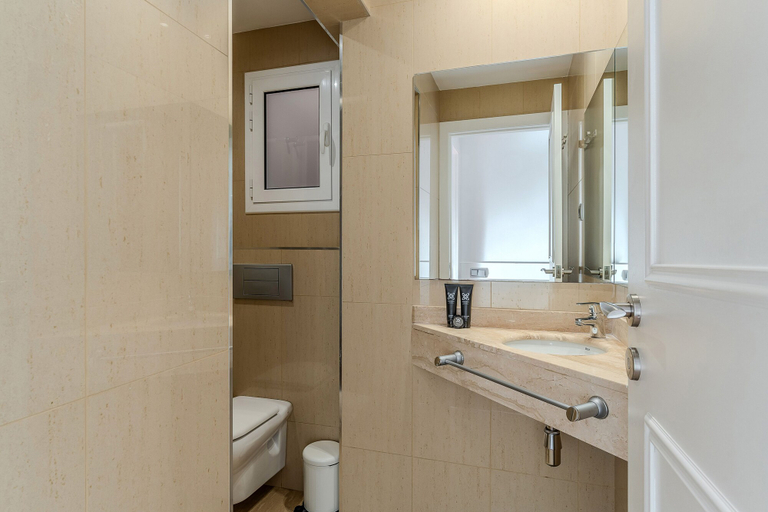 Bathroom 2, Enjoybcn Fira Apartment, Barcelona