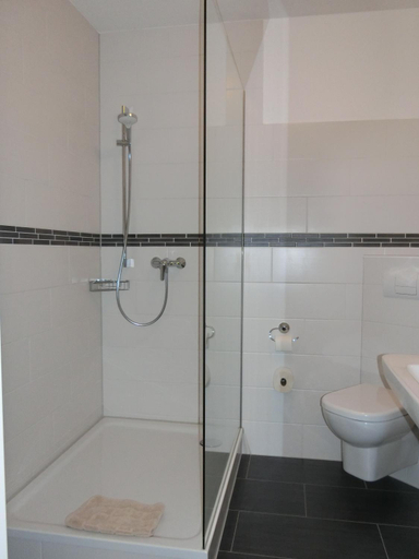 Bathroom 5, Gastehaus Rostock Lutten Klein, Rostock